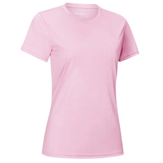 T-shirt rose à manches courtes sur fond blanc.