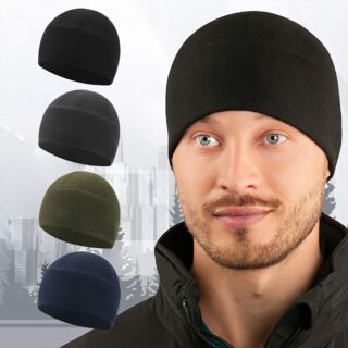 Homme portant un bonnet noir. On voit à gauche de l'image, d'autres coloris de bonnets.