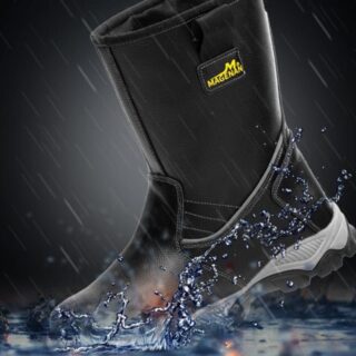 Botte de sécurité noire avec des éclaboussures d'eau