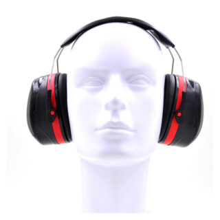Tête de mannequin portant un casque anti-bruit rouge et noir.