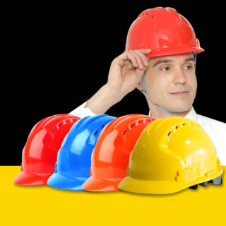 Homme portant un casque de chantier orange sur fond noir. À l'avant on voit d'autres coloris de casque.
