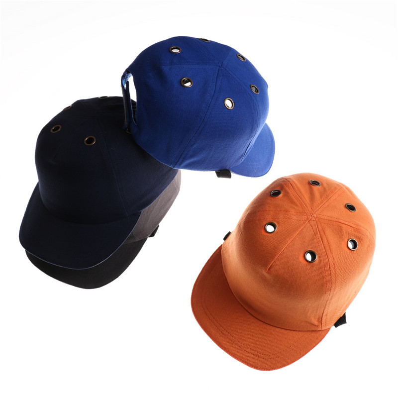 3 casquettes de couleurs différentes sur fond blanc.