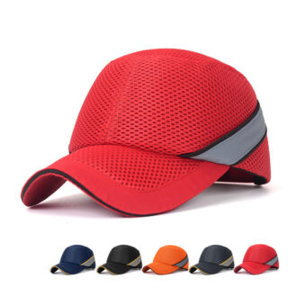 Casquette rouge sur fond blanc. On voit également d'autres coloris en bas de l'image.