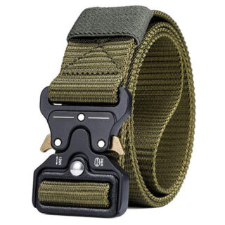 Ceinture verte avec boucle noire sur fond blanc.