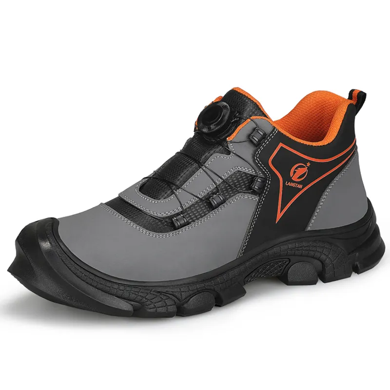 basket grise et noire, avec logo orange, avec lacets, sur fond blanc