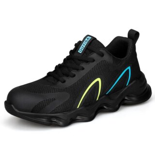 basket noire avec détails jaunes et bleus, sur fond blanc