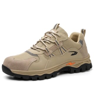 chaussure basket beige avec semelle noire et logo orange, avec lacets, sur fond blanc
