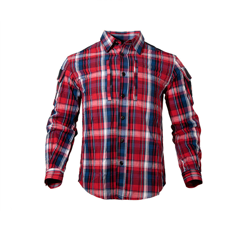 Chemise à carreaux sur fond blanc.