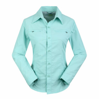 Chemise bleue sur fond blanc.