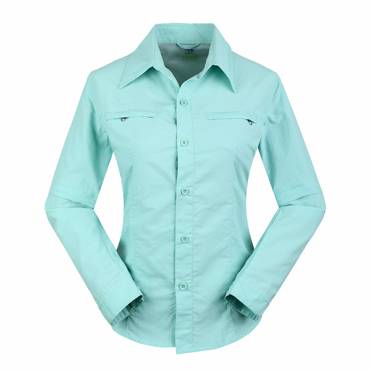 Chemise bleue sur fond blanc.