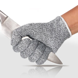 gant gris en maille porté par une personne blanche tenant un couteau argenté par la lame, sur fond blanc