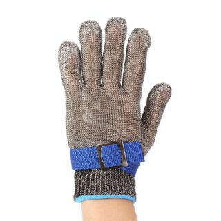 gants anti coupure en maille grise avec attache ajustable bleu au niveau du poing, porté par un bras blanc, sur fond blanc
