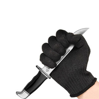 gants noir en maille métallique porté par une personne blanche tenant un couteau argenté dans sa paume sur fond blanc