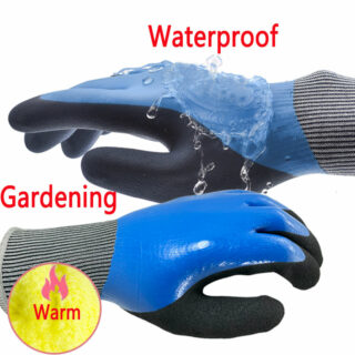 paire de gants en plastique bleus et noirs, avec waterproof et gardening en rouge au dessus de chaque gant