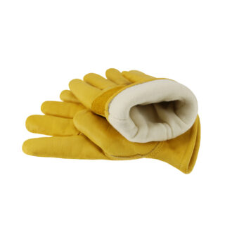 paire de gants en cuir jaune rembourrés d'une peluche blanche sur fond blanc