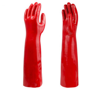 paire de long gants rouges en plastique sur fond blanc