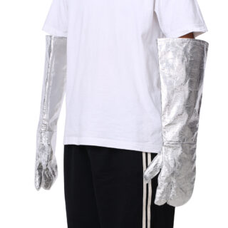 homme portant un tee shirt blanc, des pantalons noirs et des gants thermiques argentés en feuille d'aluminium longs, qui couvrent jusqu'à la manche courte du tee shirt, sur fond blanc