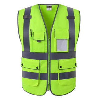 Un gilet haute visibilité jaune avec des bandes grise sur un fond blanc.