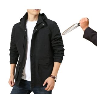 Homme portant une veste noire avec une main tenant un poignard dirigé vers l'homme