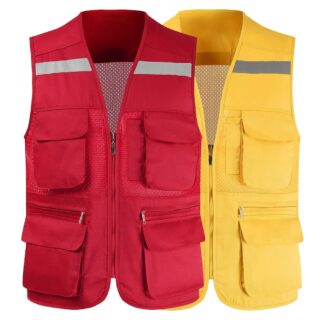 On voit deux gilets de travail sans manches dotés de poches et de bandes réfléchissantes. L'un est rouge l'autre jaune.