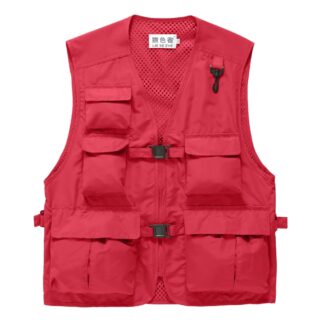 On voit un gilet de travail pour femme, rouge, avec de nombreuses poches.
