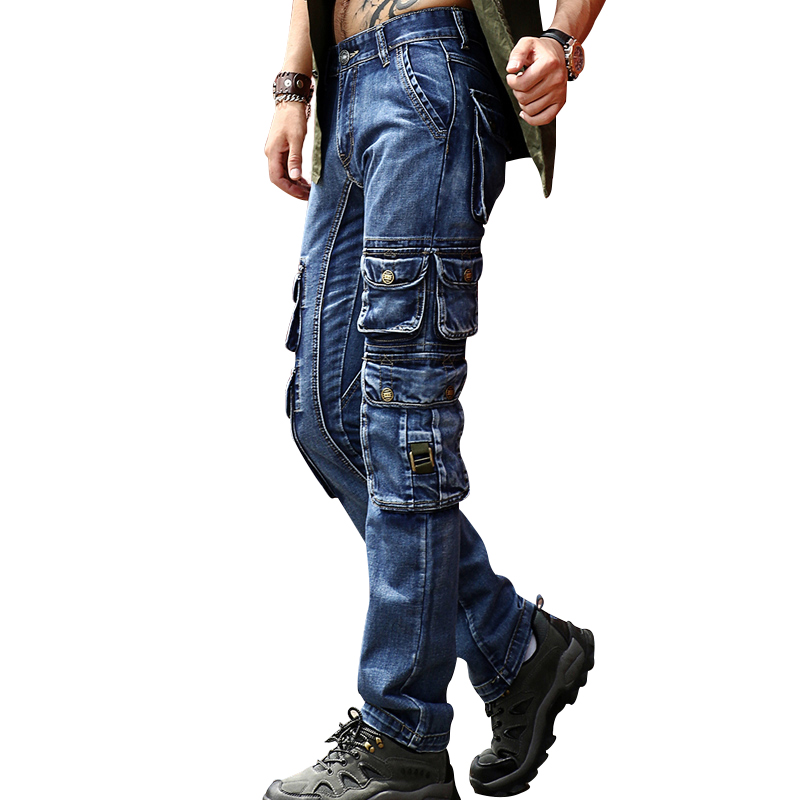 Homme portant un jean de travail bleu sur fond blanc.