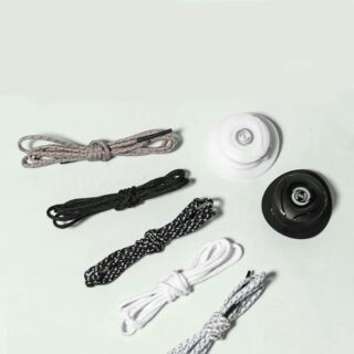 Lacets enroulés sur eux mêmes avec des boutons de chaussures