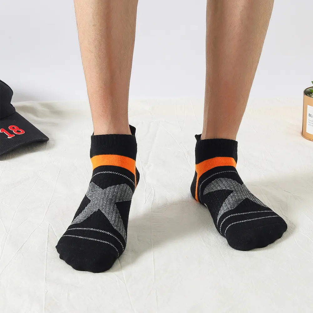 Photo représentant des chaussettes de travail portées