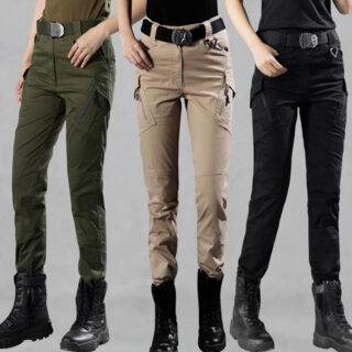 On voit trois femmes portant des pantalons de couleurs différentes sur un fond gris.