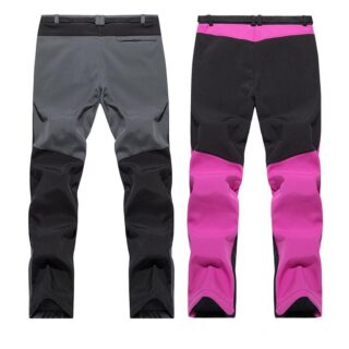 On voit deux pantalons rose, noir et gris sur un fond blanc.