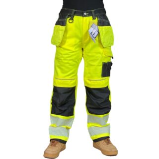 On voit un pantalon de haute visibilité jaune et noir avec des bandes réfléchissantes. Il a des poches.