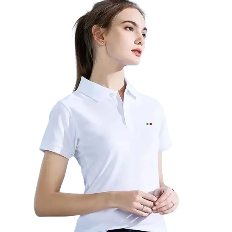 Femme portant un polo de travail blanc sur fond blanc.