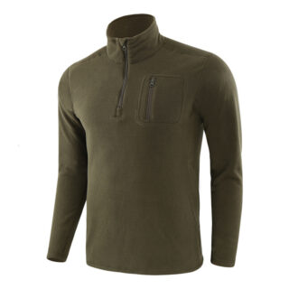Pull vert avec col montant sur fond blanc.