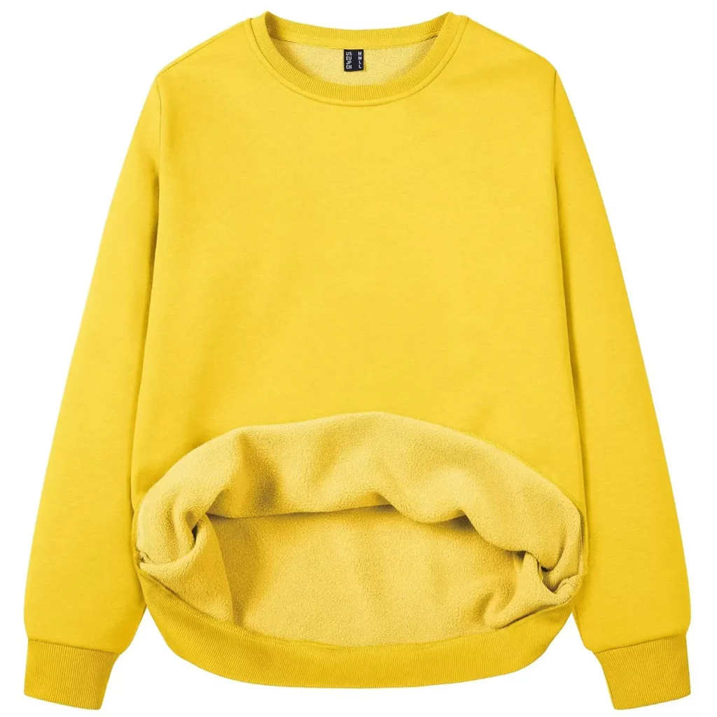 Pull de travail jaune sur fond blanc.