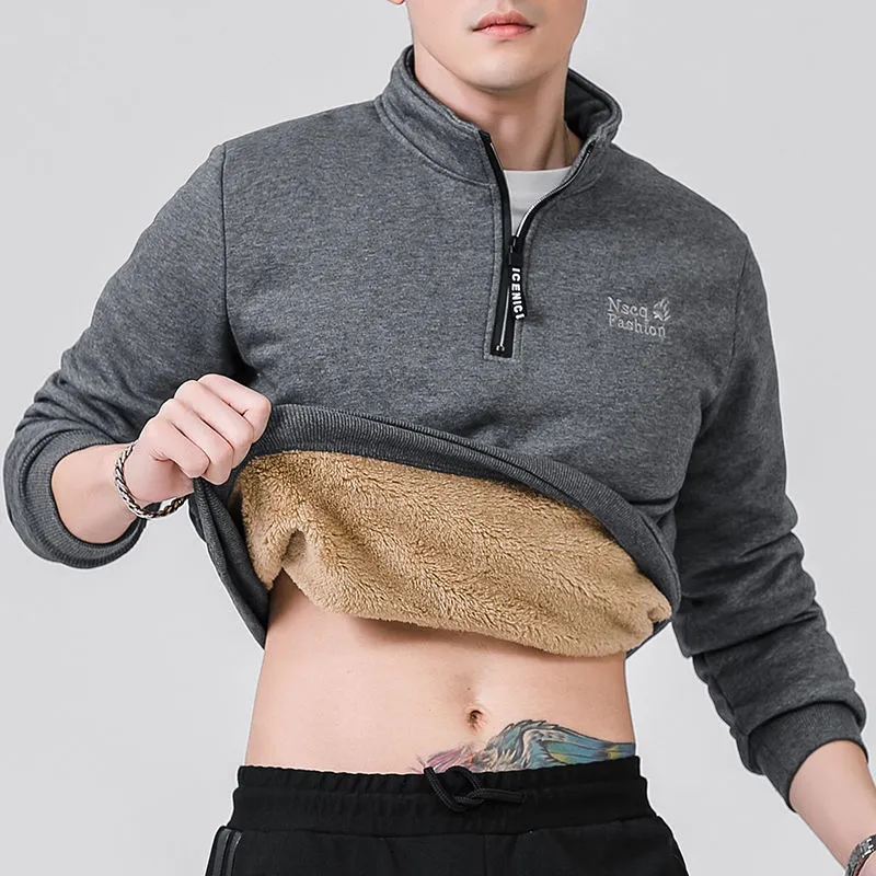 Homme portant un pull épais gris qui est épais.
