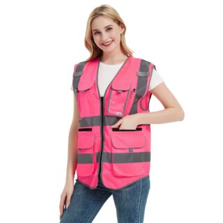 On voit une femme blonde qui porte un gilet de travail haute visibilité rose. Il a beaucoup de poches.