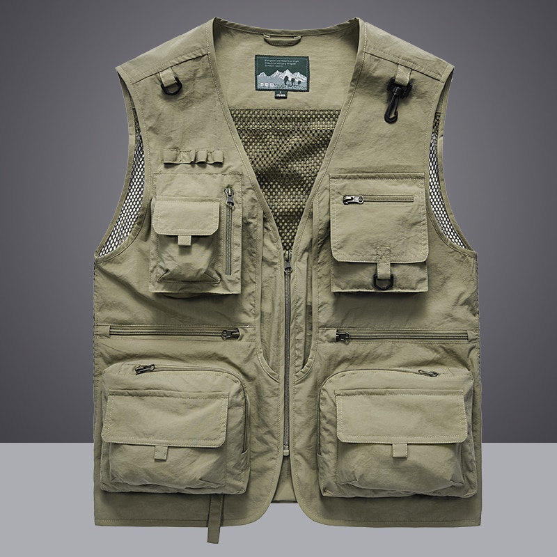 On voit un gilet sans manches beige, pour homme. Il a des poches.