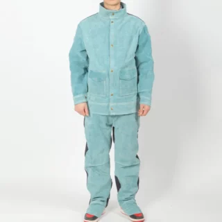 On voit un homme qui porte un ensemble ignifuge bleu clair en cuir.
