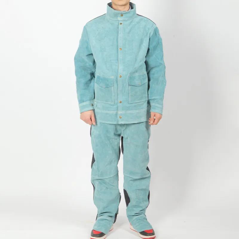 On voit un homme qui porte un ensemble ignifuge bleu clair en cuir.
