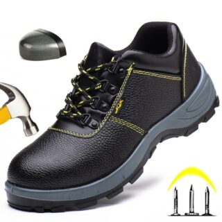 Chaussure de sécurité noire avec des lacets jaunes, un marteau et des clous.