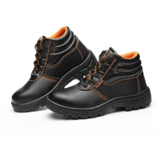 Paire de chaussures noires avec des lacets et coutures oranges