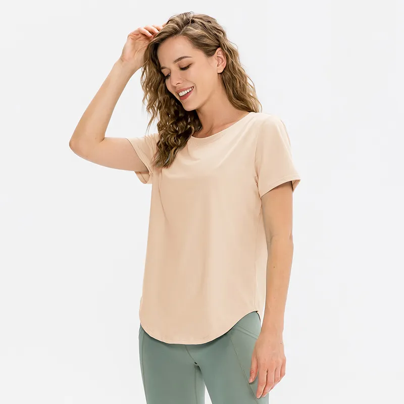 Femme portant un t-shirt de travail beige sur fond blanc.