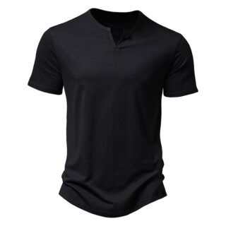 T-shirt noir avec col en v et manches courtes sur fond blanc.