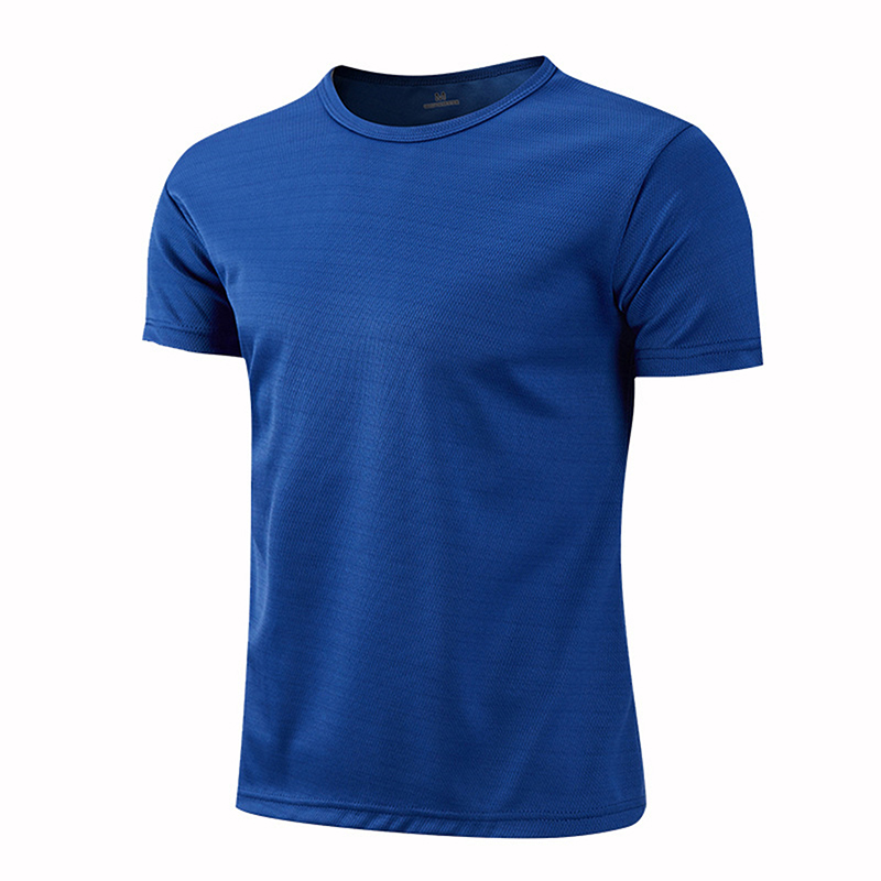T-shirt bleu à manches courtes sur fond blanc.