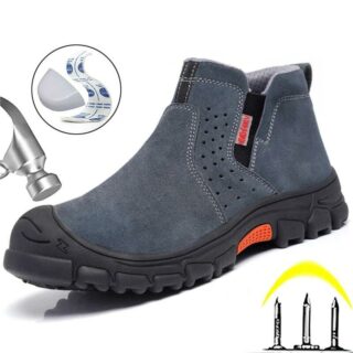 Chaussure de sécurité grise avec un marteau, des clous et un embout anti-écrasement autour