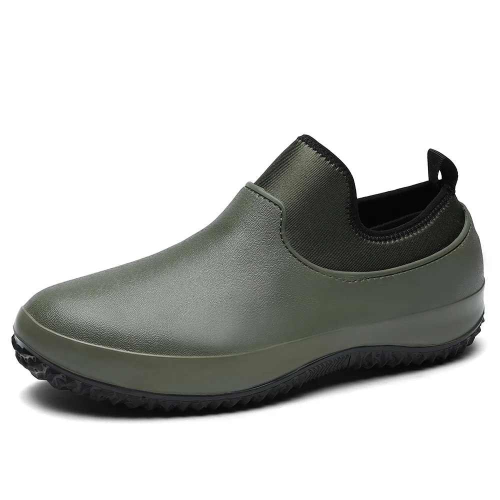 Photo représentant les chaussures de sécurité de cuisine à enfiler mixtes vertes sur un fond blanc