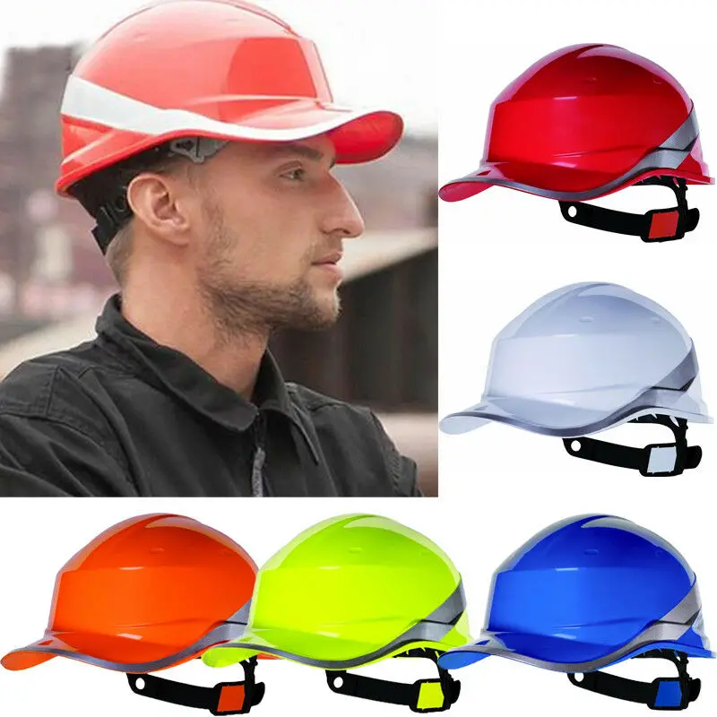 Homme portant un casque de chantier avec visière. On voit aussi les autres coloris sur fond blanc.