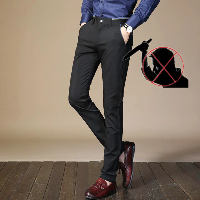 Photo d'un homme portant un pantalon élégant avec un dessin indiquant qu'il résiste aux coups de couteau
