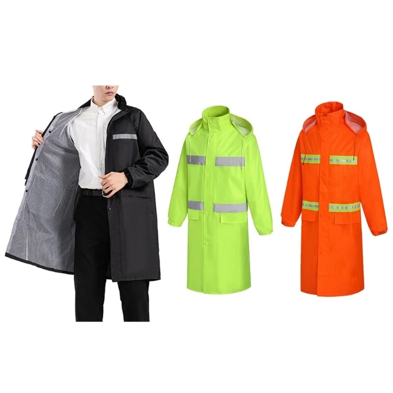 Photo d'un homme portant un long manteau noir avec des bandes réfléchissantes et deux manteau hautes visibilité, jaune fluo et orange fluo, à coté