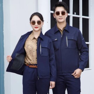 Couple portant des lunettes de soleil et un blouson bleu